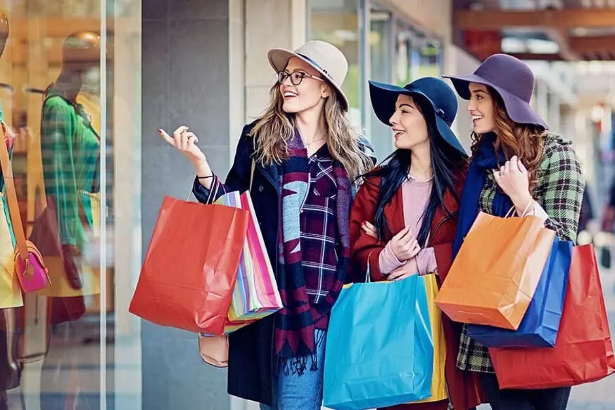 Go shopping mall. Шоппинг подростки. Шоппинг в Европе. Люди шоппинг. Девушка шоппинг.